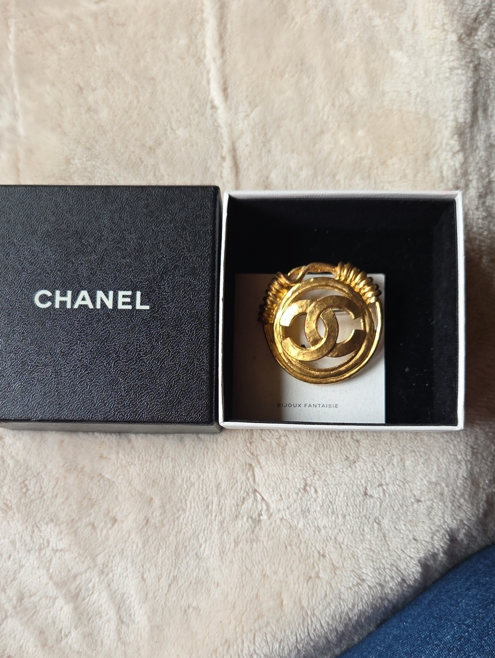 CHANEL Coco Mark Gold-Tone Interlocking CC Rope Circle Brooch - Picture 5 of 5